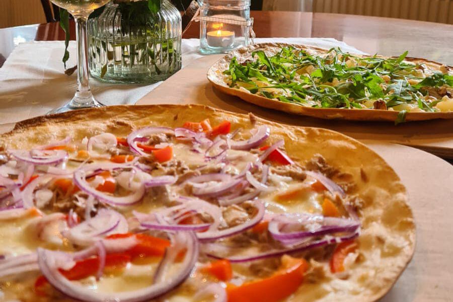 Leckere Flammkuchen mit Gemüse im Mühlenholz Cafe
