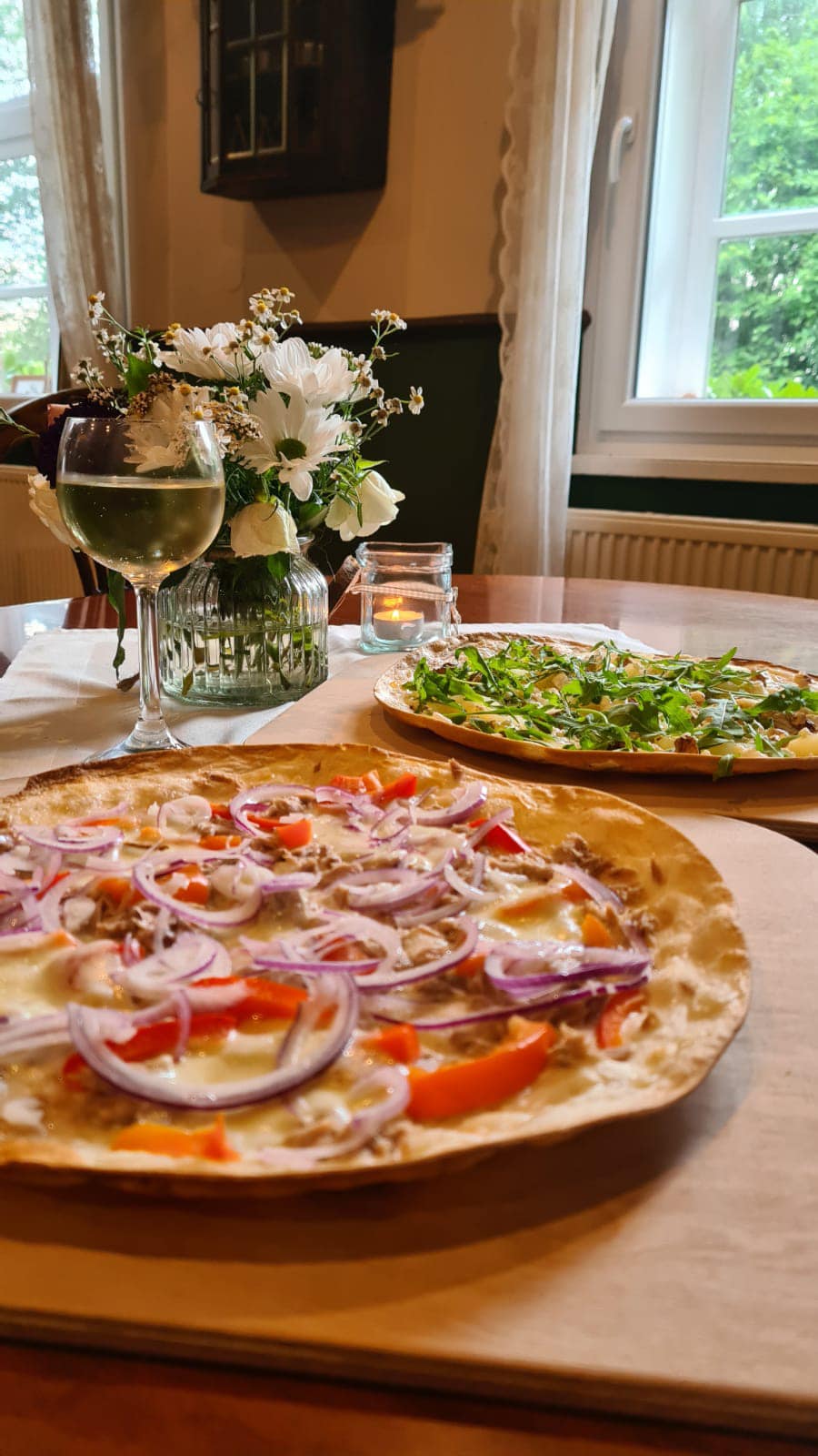 Leckere Flammkuchen mit Gemüse im Mühlenholz Cafe